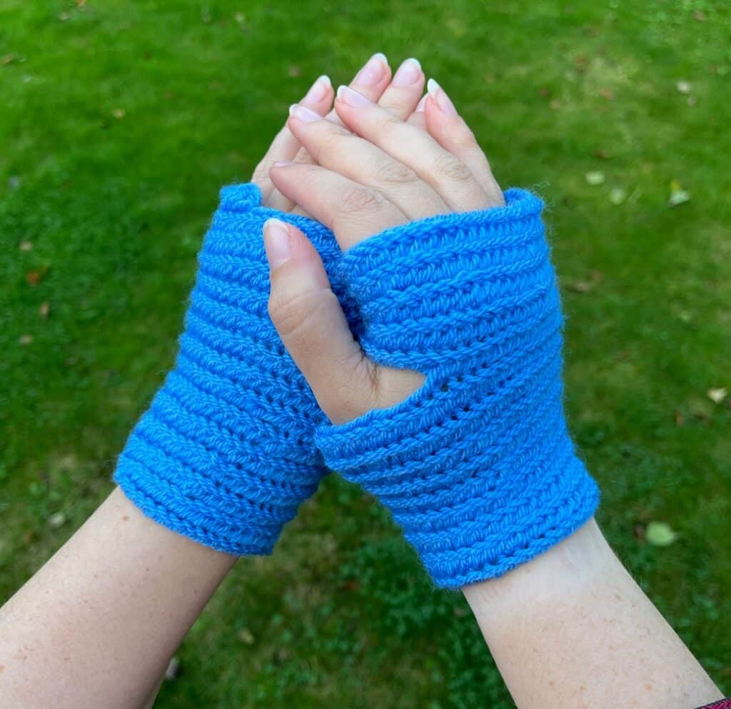 Pair of fingerless mittens made from Nalbinding